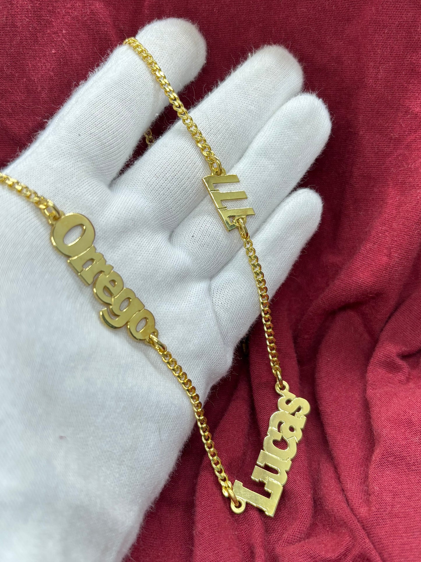 Cadena con nombre y apliques laterales